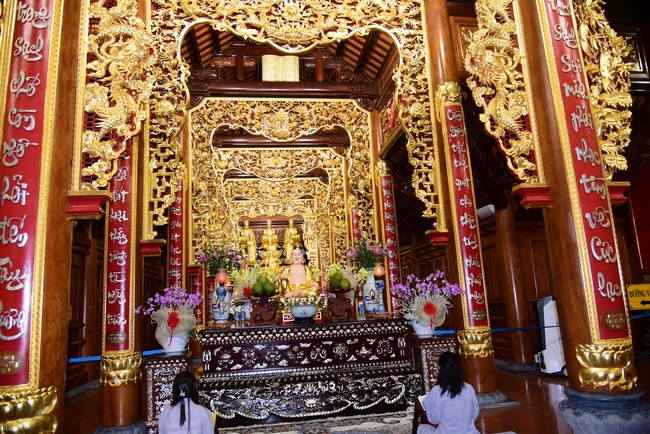 Offerings to Vinh Nghiem Monastery