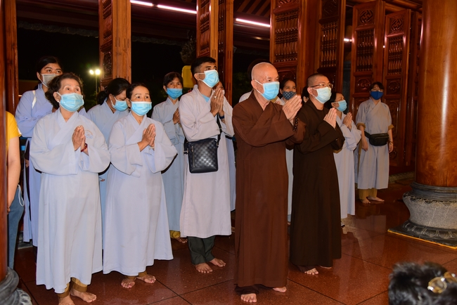 Offerings to Vinh Nghiem Monastery