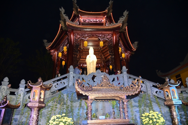 Offerings to Vinh Nghiem Monastery