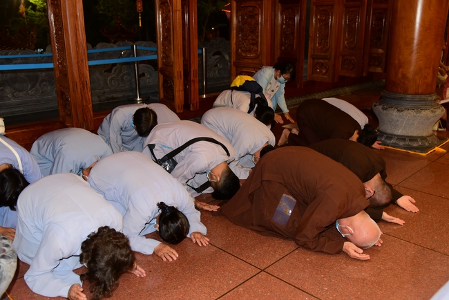 Offerings to Vinh Nghiem Monastery
