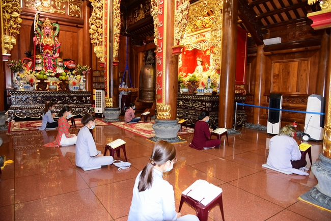 Offerings to Vinh Nghiem Monastery