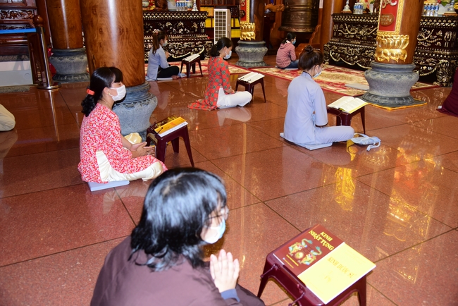 Offerings to Vinh Nghiem Monastery
