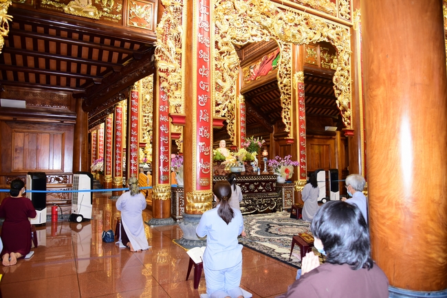 Offerings to Vinh Nghiem Monastery