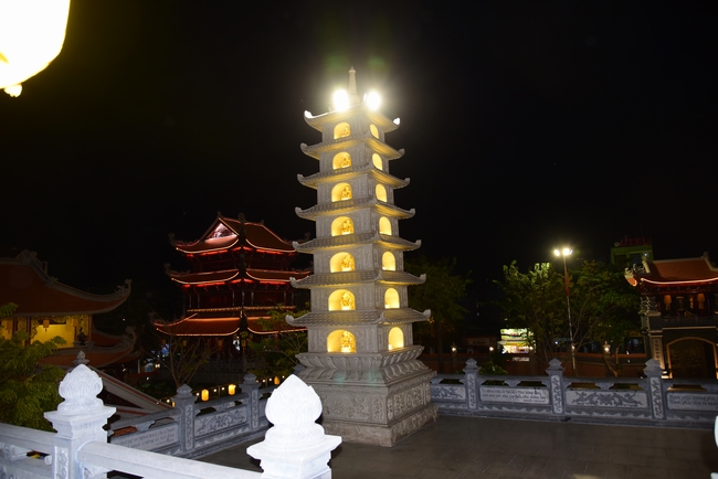 Offerings to Vinh Nghiem Monastery