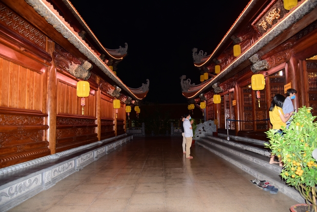 Offerings to Vinh Nghiem Monastery
