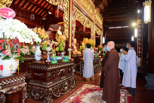 Offerings to Vinh Nghiem Monastery