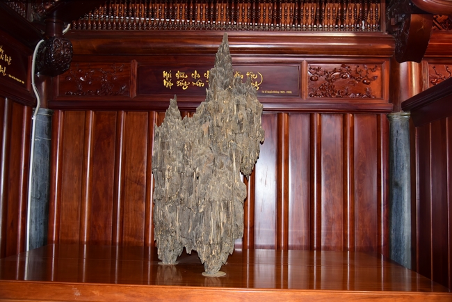 Offerings to Vinh Nghiem Monastery