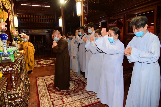 Offerings to Vinh Nghiem Monastery