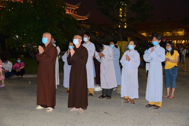 Offerings to Vinh Nghiem Monastery