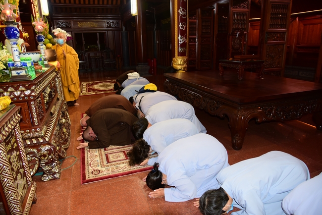 Offerings to Vinh Nghiem Monastery