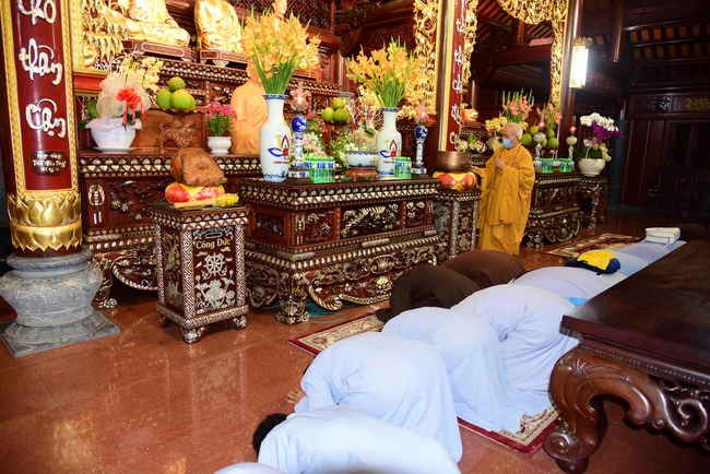 Offerings to Vinh Nghiem Monastery