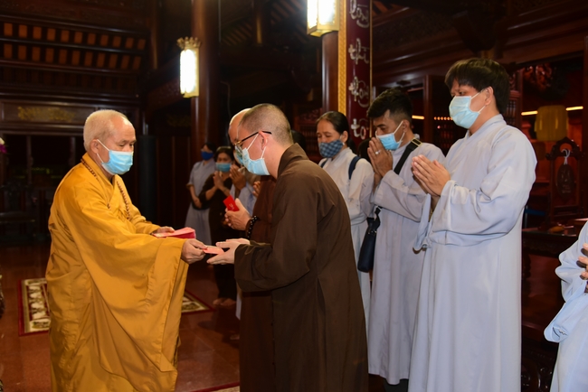Offerings to Vinh Nghiem Monastery