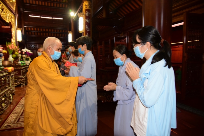 Offerings to Vinh Nghiem Monastery