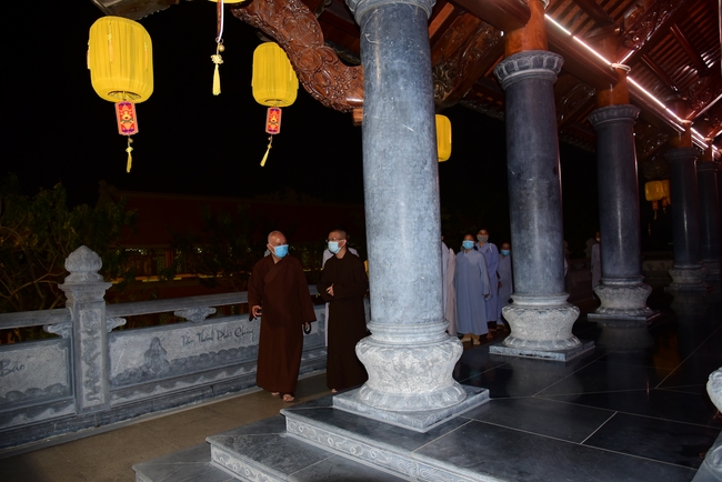 Offerings to Vinh Nghiem Monastery