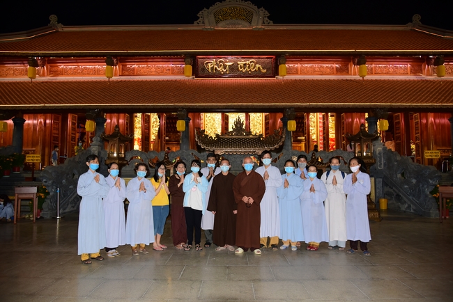 Offerings to Vinh Nghiem Monastery