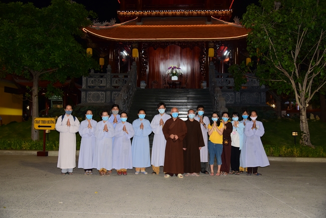 Offerings to Vinh Nghiem Monastery