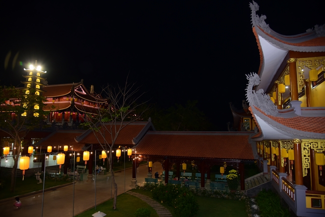 Offerings to Vinh Nghiem Monastery