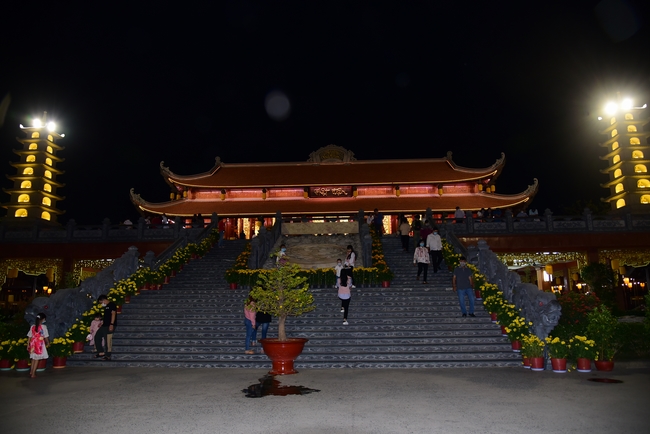 Offerings to Vinh Nghiem Monastery