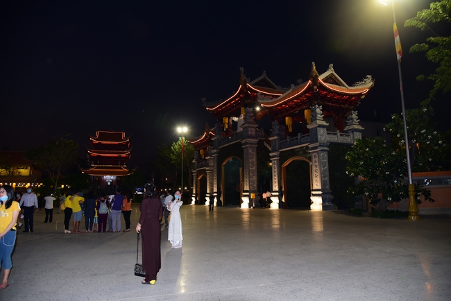 Offerings to Vinh Nghiem Monastery