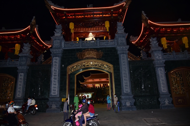 Offerings to Vinh Nghiem Monastery