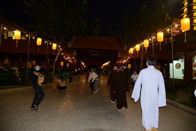 Offerings to Vinh Nghiem Monastery