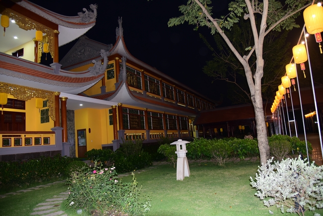 Offerings to Vinh Nghiem Monastery