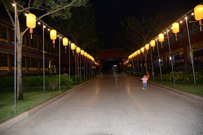 Offerings to Vinh Nghiem Monastery
