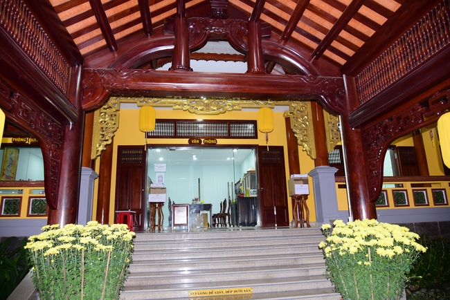 Offerings to Vinh Nghiem Monastery