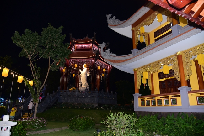 Offerings to Vinh Nghiem Monastery