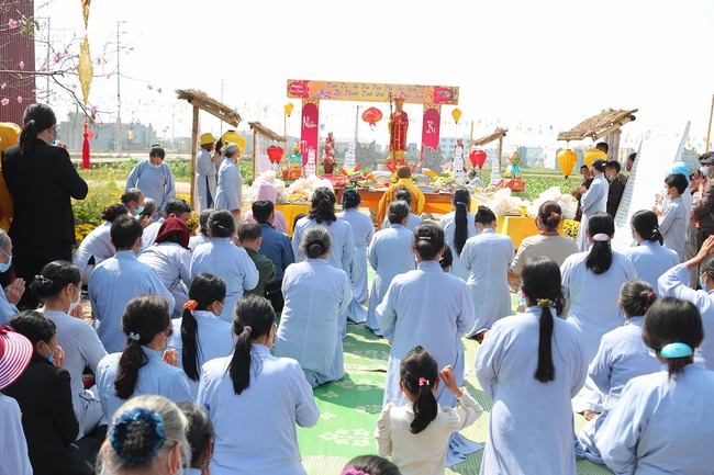 The Ceremony Praying for Peace in the New Year at Dong Cao Pagoda (internality) in Thanh Hoa.