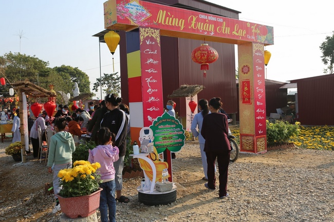 The Ceremony Praying for Peace in the New Year at Dong Cao Pagoda (internality) in Thanh Hoa.