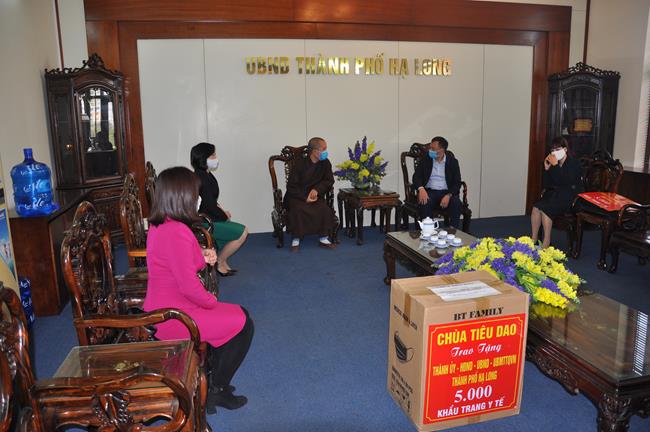 Tieu Dao pagoda presenting  medical masks for preventing the Covid-19 epidemic