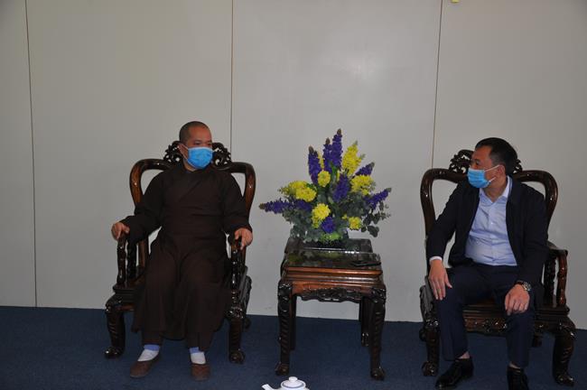 Tieu Dao pagoda presenting  medical masks for preventing the Covid-19 epidemic