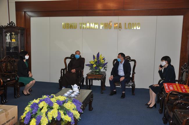 Tieu Dao pagoda presenting  medical masks for preventing the Covid-19 epidemic