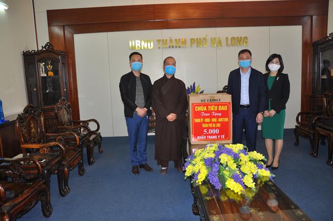 Tieu Dao pagoda presenting  medical masks for preventing the Covid-19 epidemic