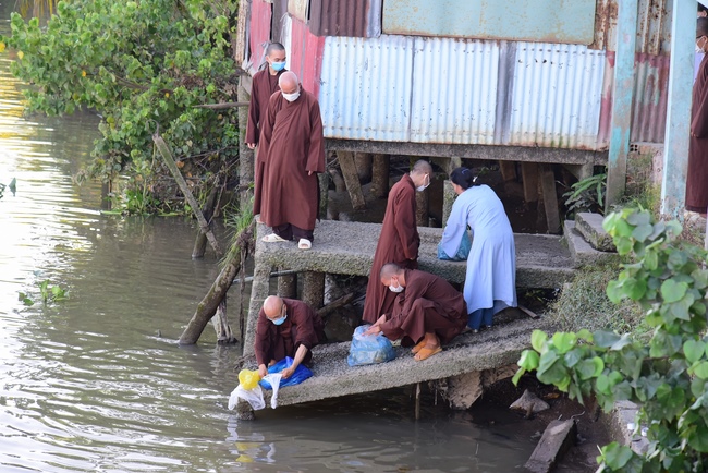 Visiting Buddhist Lien Bich Funeral