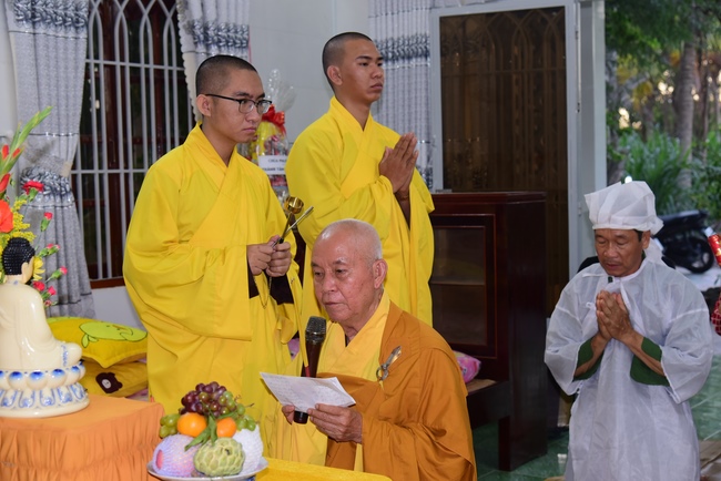 Visiting Buddhist Lien Bich Funeral
