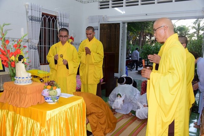 Visiting Buddhist Lien Bich Funeral