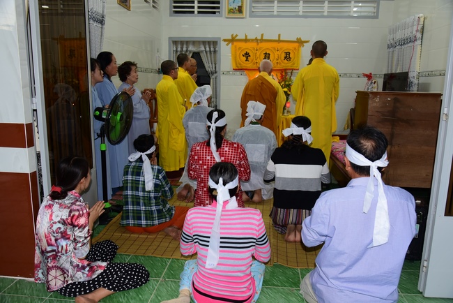 Visiting Buddhist Lien Bich Funeral