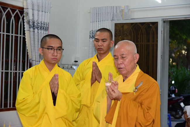 Visiting Buddhist Lien Bich Funeral