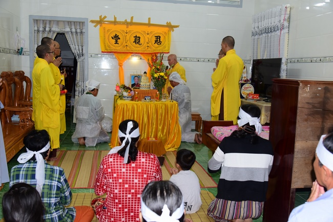 Visiting Buddhist Lien Bich Funeral