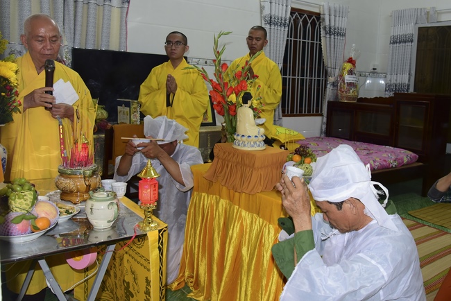 Visiting Buddhist Lien Bich Funeral