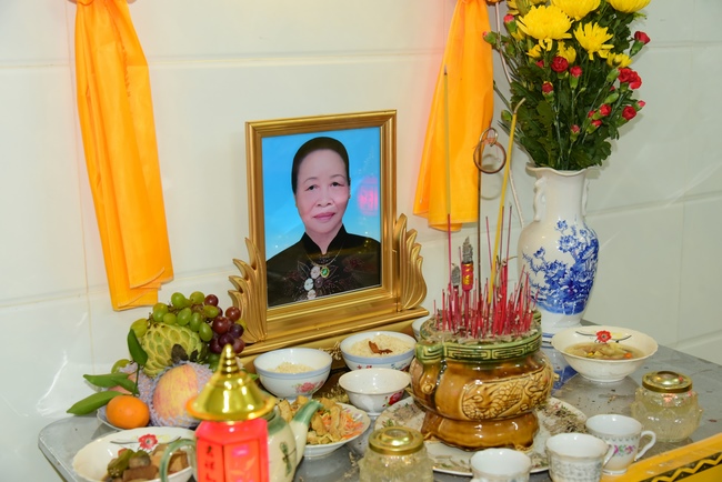 Visiting Buddhist Lien Bich Funeral
