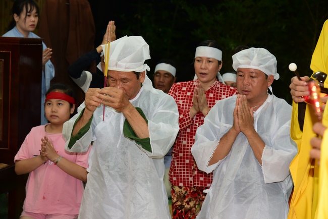 Visiting Buddhist Lien Bich Funeral