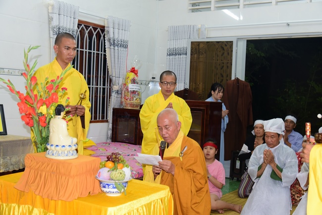 Visiting Buddhist Lien Bich Funeral