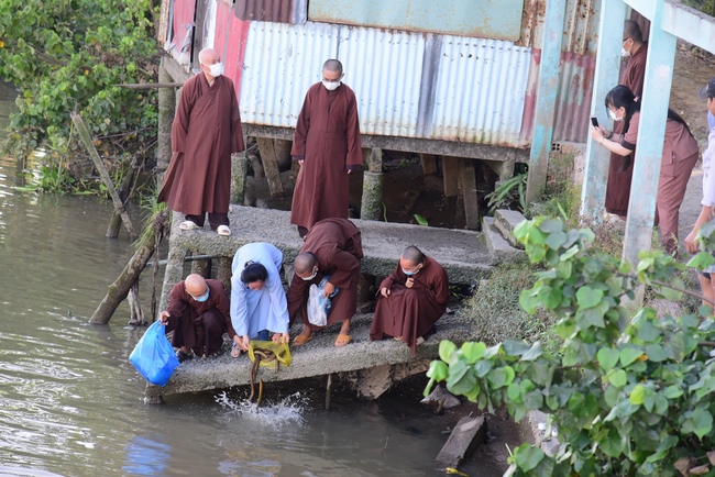 Visiting Buddhist Lien Bich Funeral