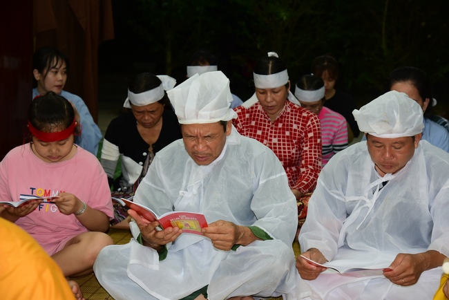 Visiting Buddhist Lien Bich Funeral