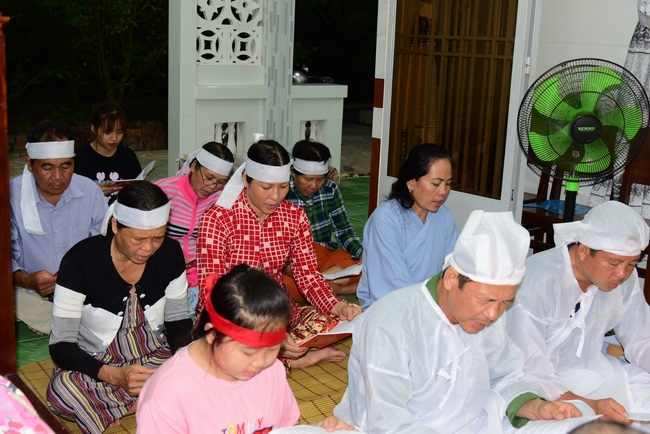 Visiting Buddhist Lien Bich Funeral