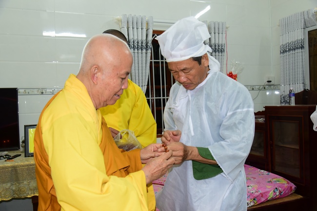 Visiting Buddhist Lien Bich Funeral
