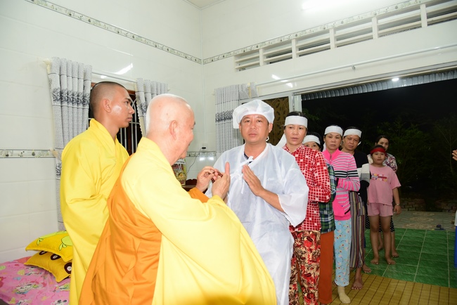 Visiting Buddhist Lien Bich Funeral
